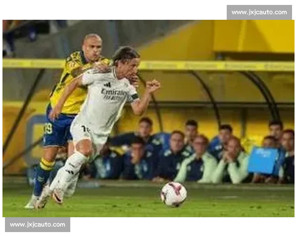 亚马尔遭炮轰引德比冲突：别学维尼修斯，梅西从不说皇马盗窃